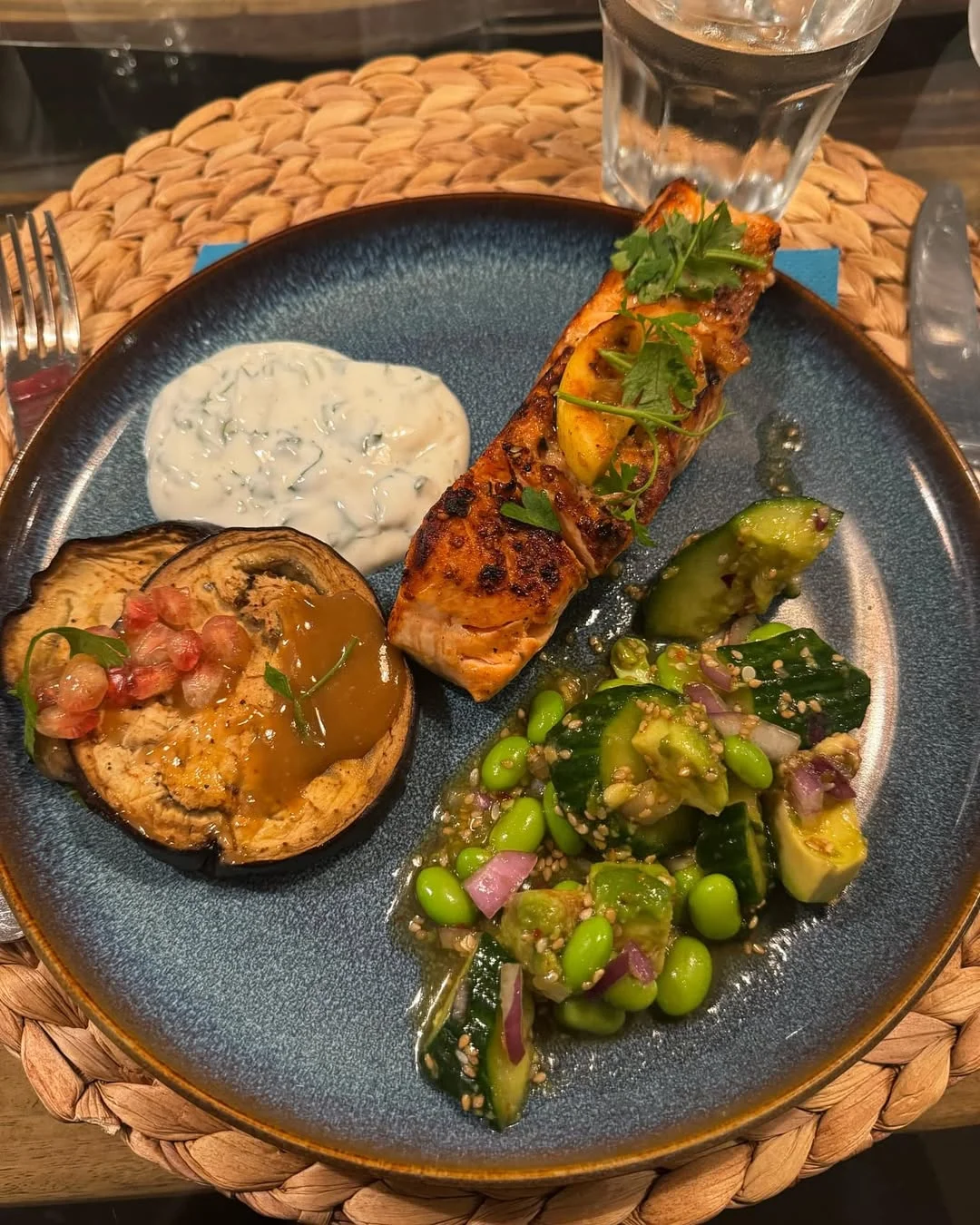 Sund middag med laks, edamame, agurk, aubergine og dressing – serveret på bootcamp