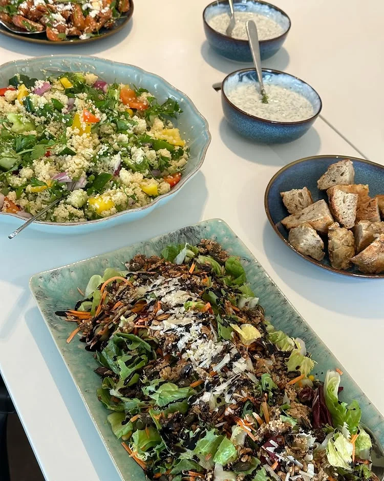 Farverige salater med brød og dressing – sund frokost på bootcamp