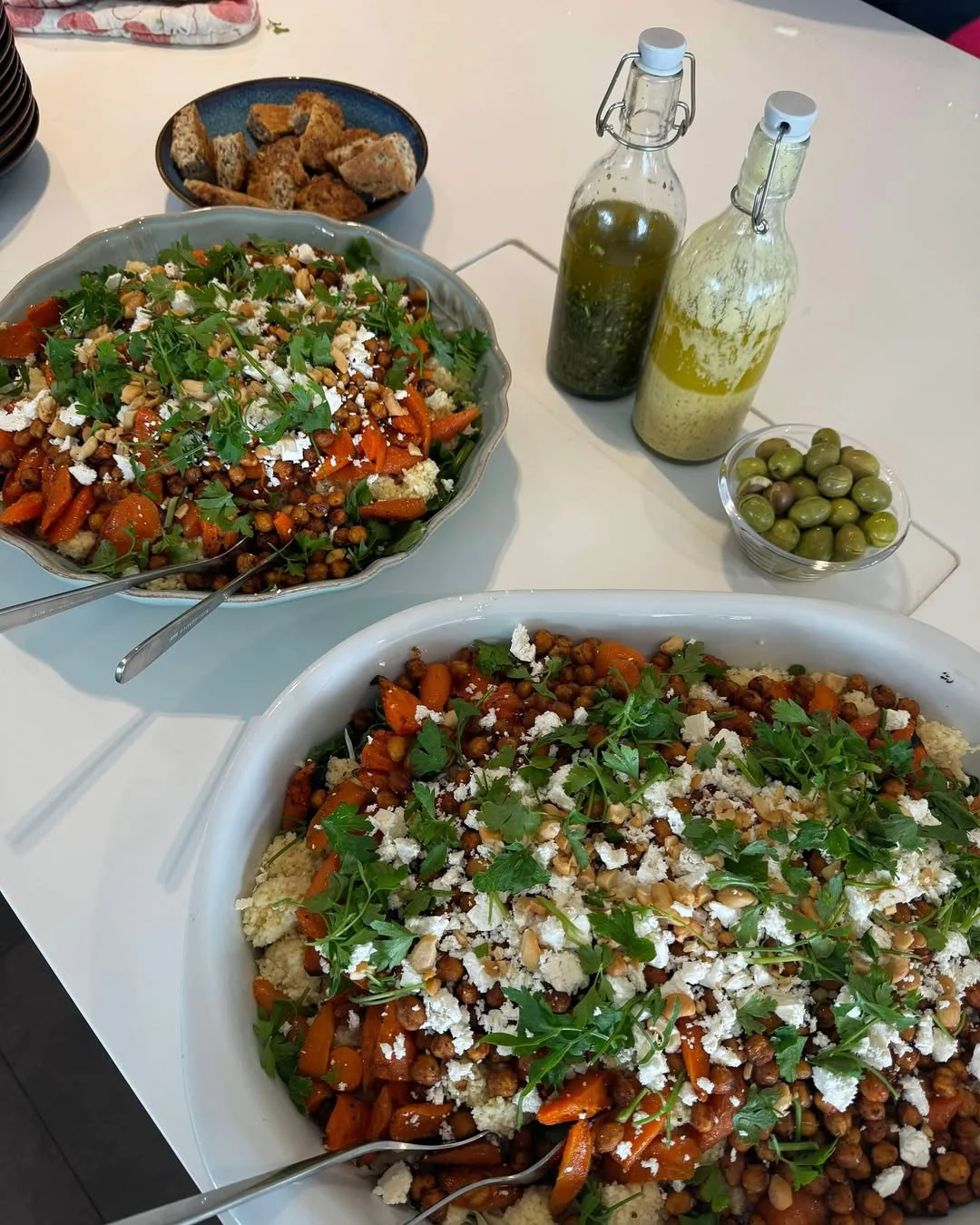 Salat med ristede kikærter, gulerødder og feta – serveret på bootcamp