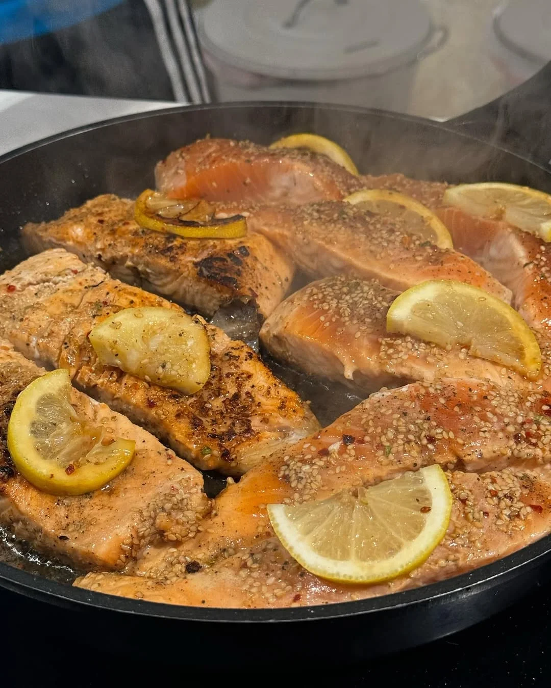 Saftige laksefileter med citron og sesam steges på panden – bootcamp mad