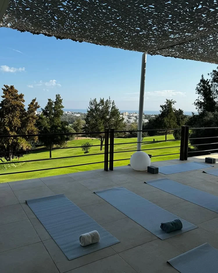 Yogaområde på terrasse med havudsigt – klar til morgenøvelser på bootcamp